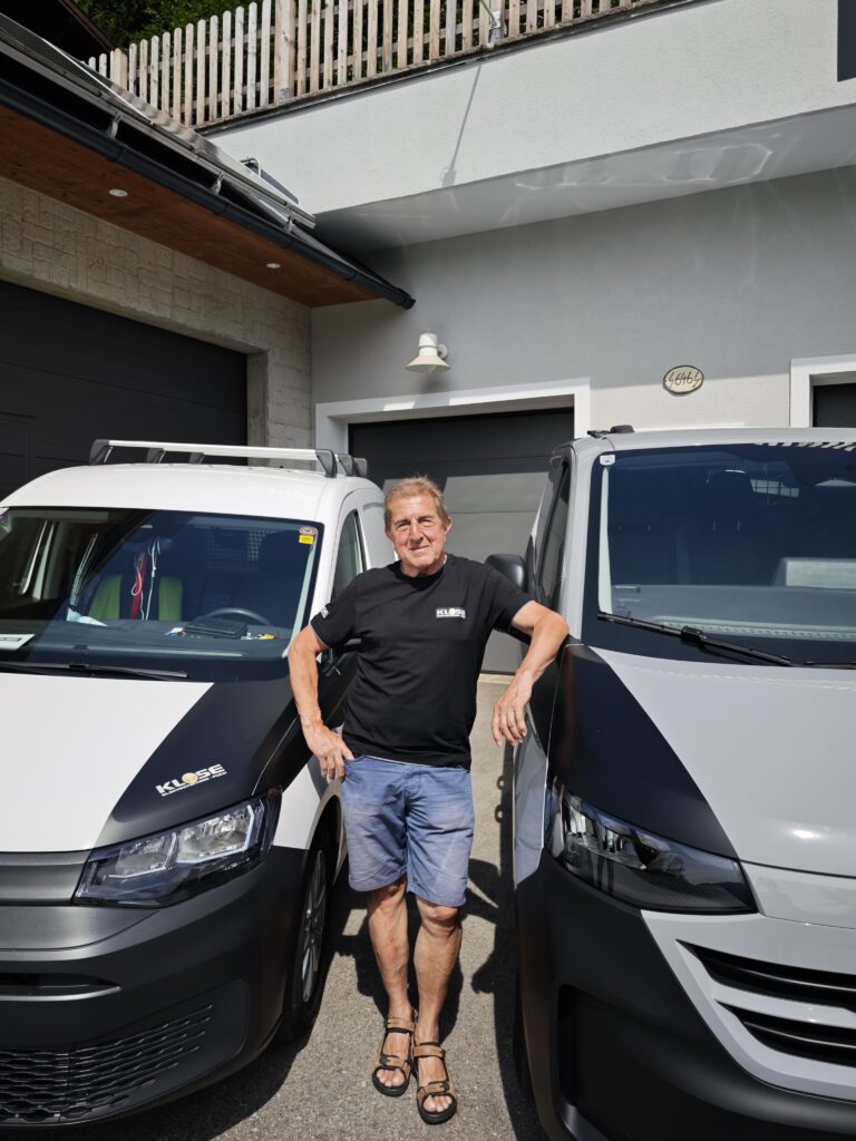 Peter Klaushofer am Firmenauto